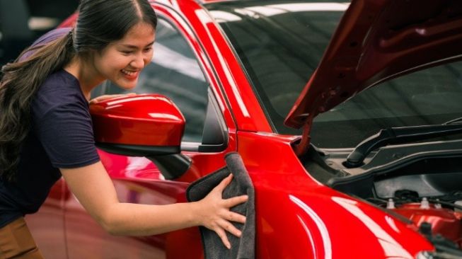 6 Cara Memperbaiki Cat Mobil Yang Tergores Dalam Di Rumah