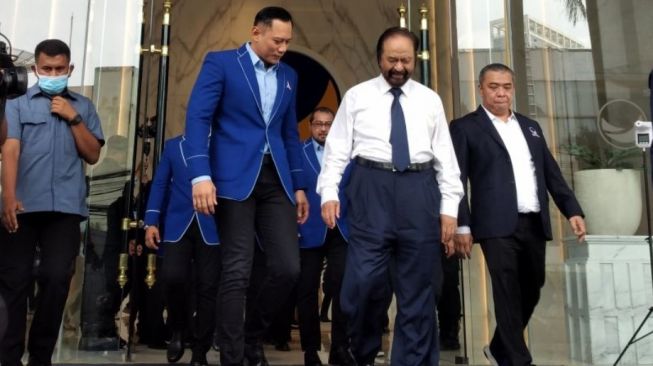 Ketua Umum Partai NasDem Surya Paloh (tengah) bersama Ketua Umum Partai Demokrat Agus Harimurti Yudhoyono (kiri) usai bertemu di Kantor DPP NasDem, Jakarta, Kamis (23/6/2022). [ANTARA/Fauzi Lamboka]