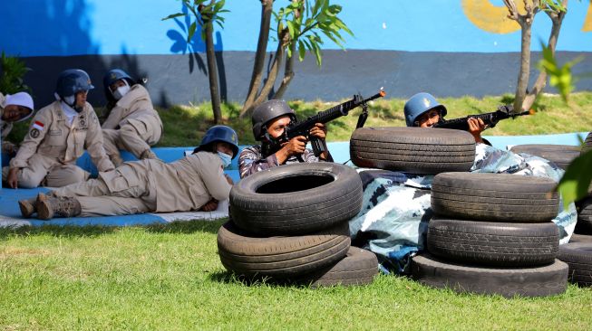 Prajurit TNI AL melakukan aksi mempertahankan Pangkalan dari serangan musuh di Mako Lanal Banyuwangi, Jawa Timur, Kamis (23/6/2022). ANTARA FOTO/Budi Candra Setya
