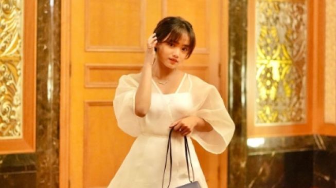 Gaya Gemas Fuji Kenakan Jumpsuit, Outfit Simpelnya Nggak Pernah Gagal