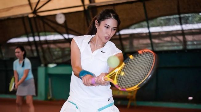 Gaya Dian Sastro Latihan Tenis (instagram/@therealdisastr)