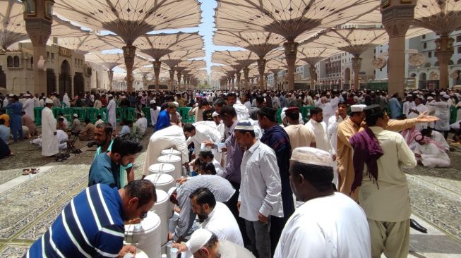 Jemaah Haji Cuci Kopyah Pakai Air Zamzam, Ternyata Ini Manfaatnya Menurut Islam (MCH 2022)