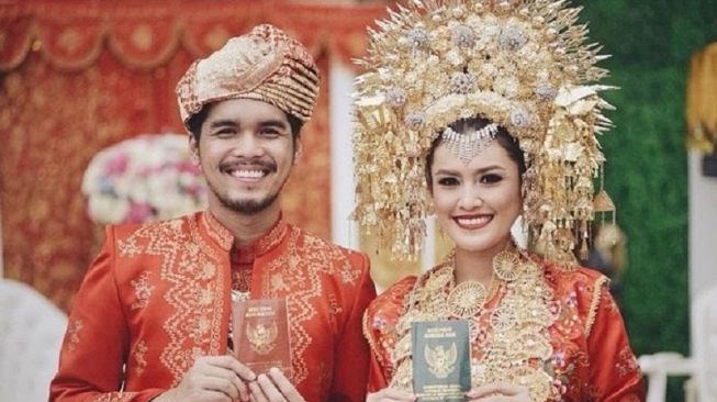   Potret Cantik Artis Pakai Suntiang Saat Menikah (Instagram/@thebridestory)