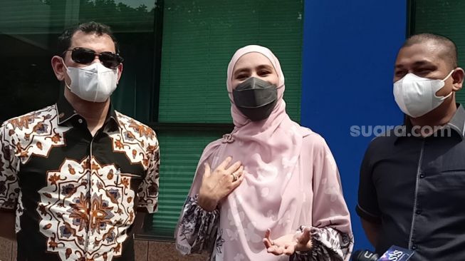 Kartika Putri didampingi pengacara ditemui di Kejati DKI Jakarta [Suara.com/Rena Pangesti]