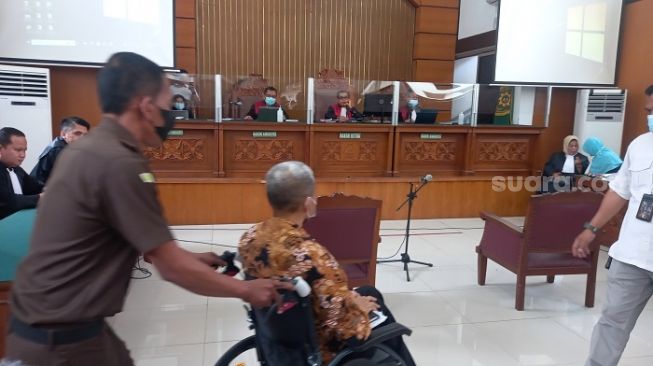 M Kece, korban penganiayaan di Rutan Bareskrim memakai kursi roda saat hadiri sidang kasus Irjen Napoleon Bonarparte di PN Jaksel, (Suara.com/Yosea Arga)