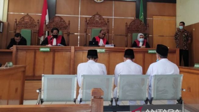 Tiga terdakwa kasus makar mengikuti sidang vonis di Pengadilan Negeri Kabupaten Garut, Jawa Barat, Kamis (23/6/2022). [ANTARA/Feri Purnama]