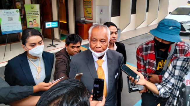Lawyer kondang OC kaligis memberi keterangan kepada awak media di PN Tangerang, Kamis (21/6/2022). [IST]
