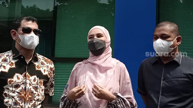 Kartika Putri didampingi pengacara ditemui di Kejati DKI Jakarta [Suara.com/Rena Pangesti]
