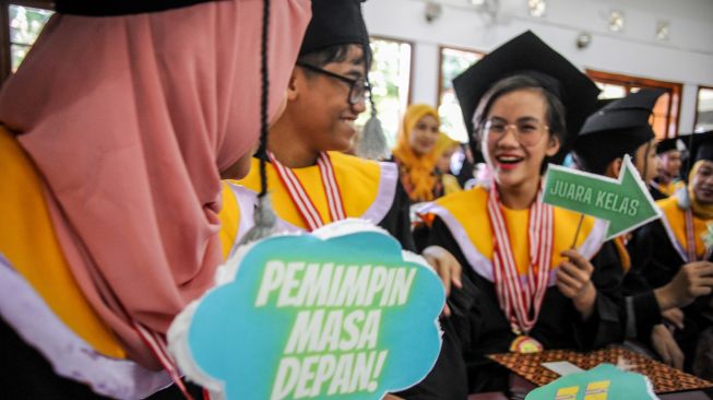 Siswa penyandang disabilitas mengikuti prosesi wisuda secara tatap muka di SLBN Cicendo, Bandung, Jawa Barat, Kamis (23/6/2022).  ANTARA FOTO/Raisan Al Farisi