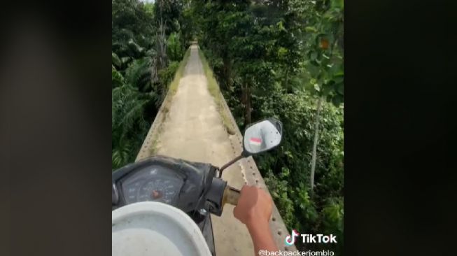 Video Viral Pria Nekat Lewati Jembatan Bak Siratal Mustakim, Publik Merinding: Gue Lebih Milih Jalan Tengkurep
