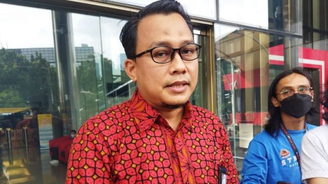 Plt. Juru Bicara KPK Ali Fikri saat memberikan keterangan di Gedung KPK, Jakarta, Kamis (23/6/2022). (ANTARA/Benardy Ferdiansyah)