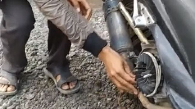 Canggih, Pria Ini Nyalakan Motor Hanya dengan Seutas Tali