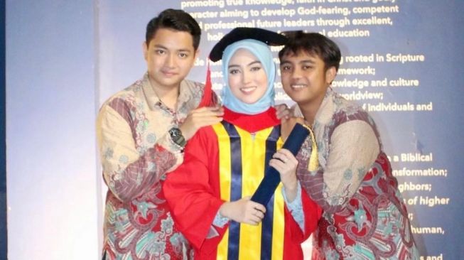 Momen Wisuda Nabilah Ayu (Instagram/@nblh.ayu)