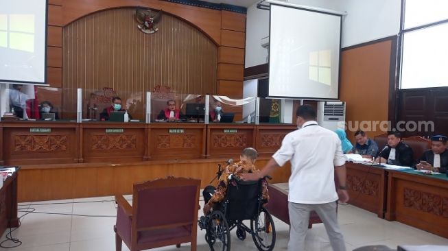 Kerap Absen karena Sakit, M Kece Kini Dibawa ke Sidang Irjen Napoleon Pakai Kursi Roda dengan Kondisi Tangan Terborgol