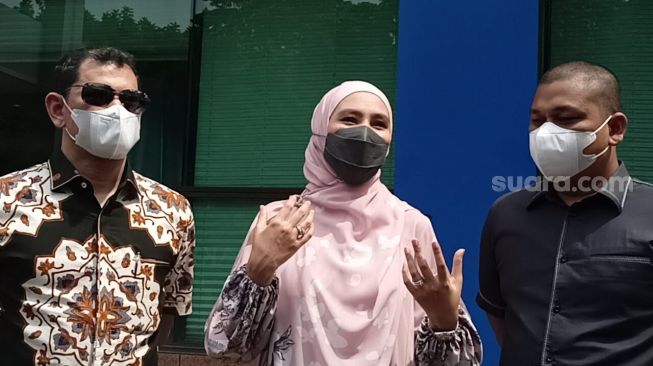 Kartika Putri didampingi pengacara ditemui di Kejati DKI Jakarta [Suara.com/Rena Pangesti]