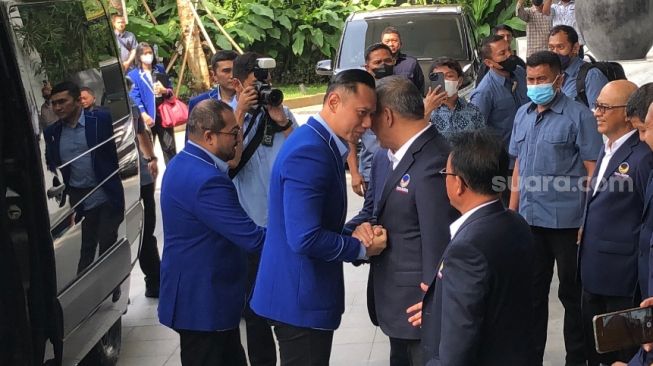 Ketum Demokrat Agus Harimurti Yudhoyono (AHY) berkunjung ke kantor DPP Nasdem, Kamis (23/6/2022). (Suara.com/Novian)