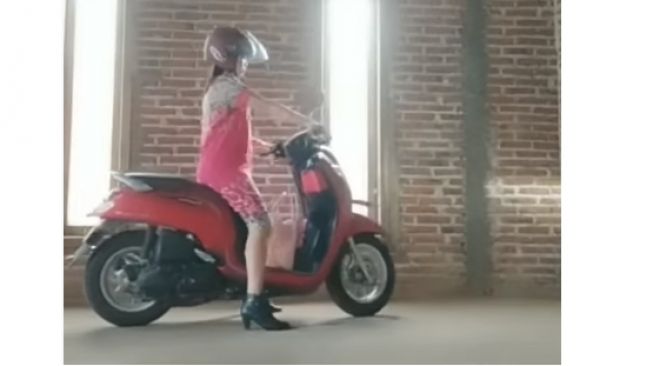 Ilustrasi pemotor wanita menggunakan sepatu high heels saat berkendara motor (Youtube)