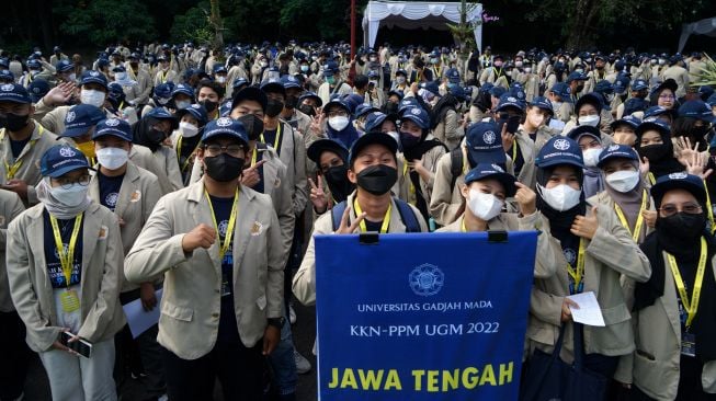 Mahasiswa mengikuti Upacara Pengarahan dan penerjunan KKN PPM Periode 2 tahun 2022 di Balairung Universitas Gajah Mada (UGM), Sleman, D.I Yogyakarta, Jumat (24/6/2022).  ANTARA FOTO/Andreas Fitri Atmoko
