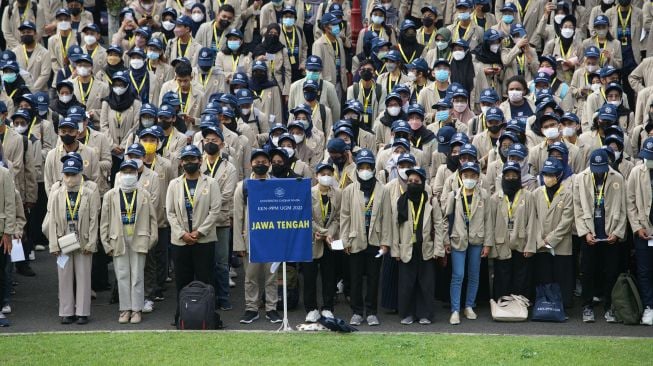 Mahasiswa mengikuti Upacara Pengarahan dan penerjunan KKN PPM Periode 2 tahun 2022 di Balairung Universitas Gajah Mada (UGM), Sleman, D.I Yogyakarta, Jumat (24/6/2022).  ANTARA FOTO/Andreas Fitri Atmoko
