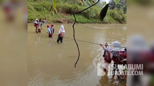 Bertarung Nyawa demi Bisa Pergi ke Sekolah, Pelajar SD di Sukabumi Seberangi Sungai dengan Seutas Tali Tambang