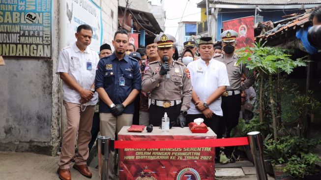 Polri Gelar Bansos ke Buruh Korban PHK Jelang HUT Bhayangkara ke-76