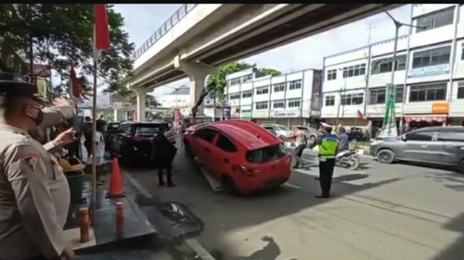 mobil brio misterius yang membawa senjata laras panjang ditemukan di Palembang [ist]