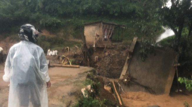 Banjir Bandang di Pamijahan Robohkan Jembatan Penghubung Kampung, Warga: Ada Suara Bergemuruh