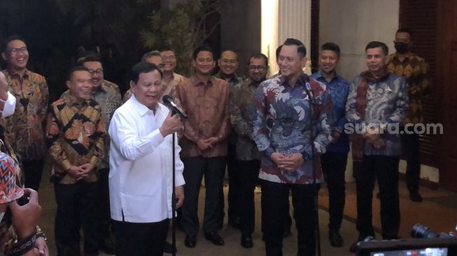 Ketum Gerindra Prabowo Subianto dan Ketum Demokrat Agus Harimurti Yudhoyono bertemu di kediaman Prabowo, Kertanegara IV, Jakarta Selatan, Jumat (24/6/2022). (Suara.com/Novian)