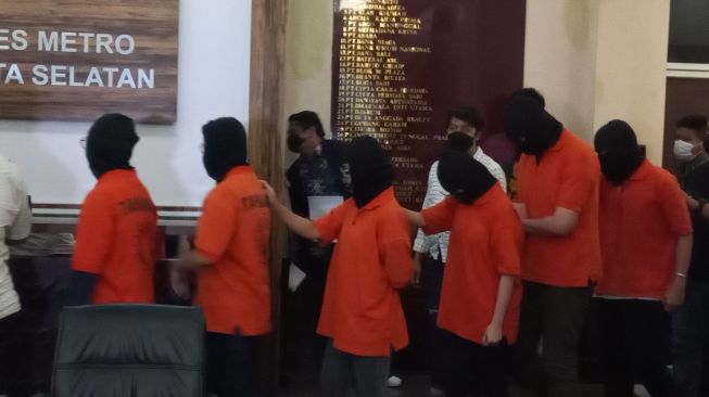 Pegawai Holywings Indonesia resmi ditetapkan tersangka atas kasus dugaan penistaan agama dan penyebaran berita yang menyebabkan keonaran. (Suara.com/Yasir)