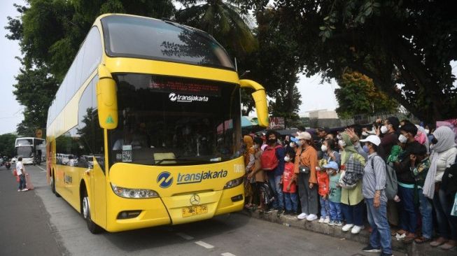 Ilustrasi/ Warga antre untuk masuk ke dalam bus wisata gratis TransJakarta di Jakarta. (ANTARA FOTO/Akbar Nugroho Gumay/tom).