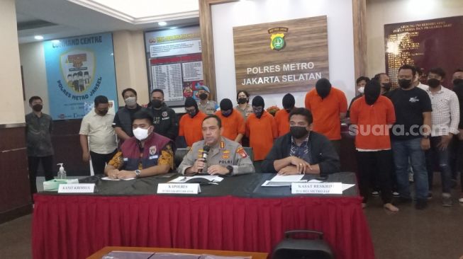 Polres Metro Jakarta Selatan menetapkan enam pegawai Holywings Indonesia sebagai tersangka kasus dugaan penistaan agama terkait promosi minuman beralkohol gratis bagi pemilik nama Muhammad dan Maria, Jumat (24/6/2022). (Suara.com/M Yasir)