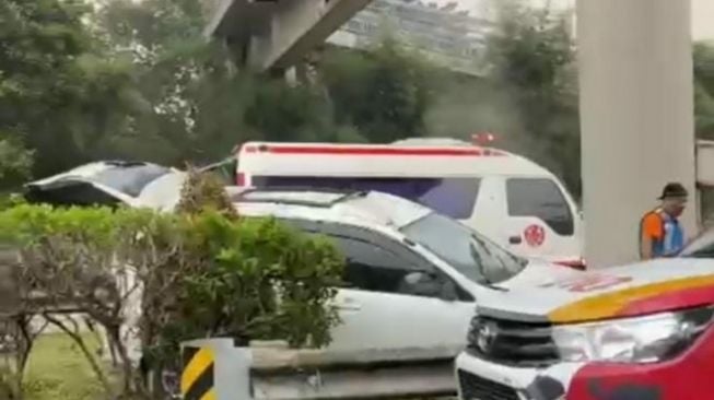 Kecelakaan di Tol Sentul Selatan Bogor, Bagian Depan Mobil Ini Hancur Usai Tabrak Pembatas Jalan