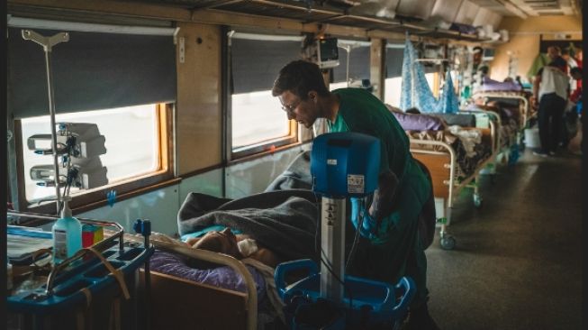 Kereta medis milik Doctors Without Border mengangkut korban luka dari wilayah Ukraina. (Dok. MSF)