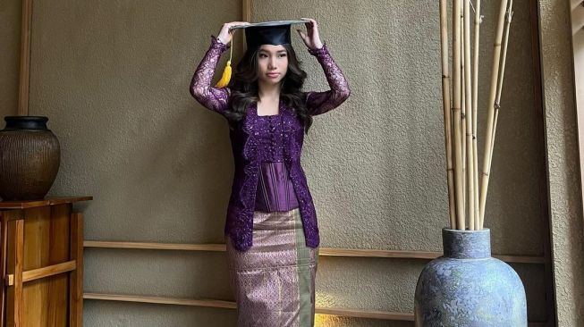 Potret Wisuda Jasmine Anak Ririn Ekawati (instagram/@ririnekawati)