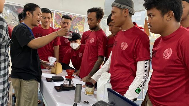 Unik! Warga Binaan Rutan Solo Dibekali Skill Barista, Racik Biji Kopi hingga Enak Diseduh