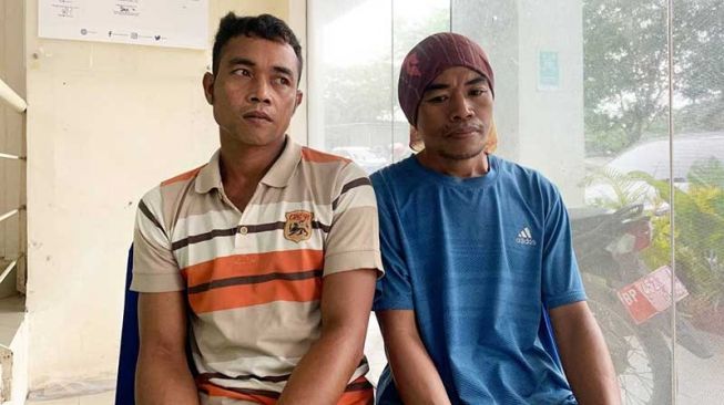 Amat (41) dan Sahman (35), korban selamat peristiwa kapal pengangkut PMI ilegal yang tenggelam di Perairan Nongsa, Batam, Kamis (16/6/2022). [Foto: Margaretha/Batamnews]
