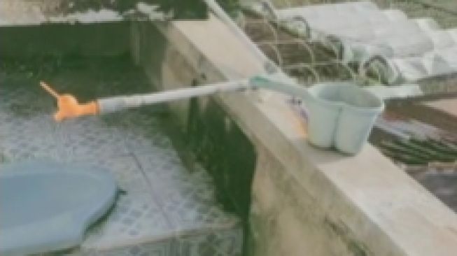 Viral Toilet di Atas Atap Rumah Tak Diberi Dinding, Buang Hajat Sambil Lihat Pemandangan