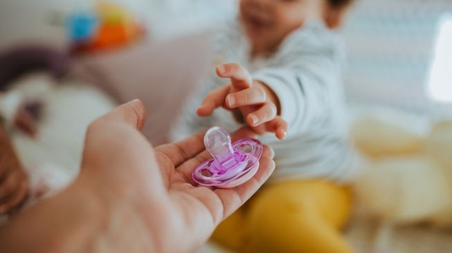 Manfaat Dot bagi Bayi Serta Tips untuk Orangtua dengan Buah Hati yang Gemar Ngempeng
