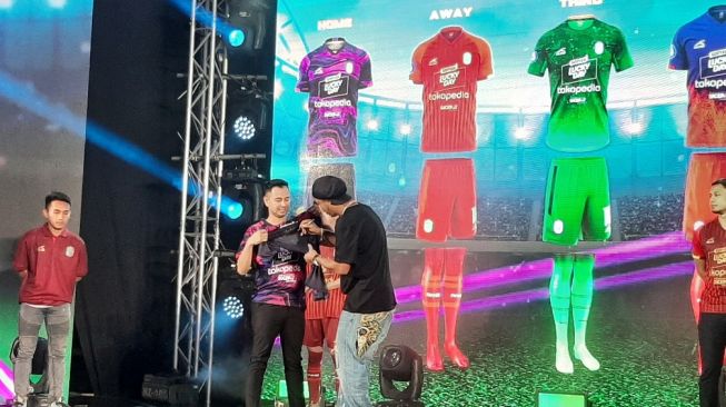 Legenda sepakbola dunia, Ronaldinho meriahkan acara launching jersey RANS Nusantara FC (Suara.com/Adie Prasetyo Nugraha).