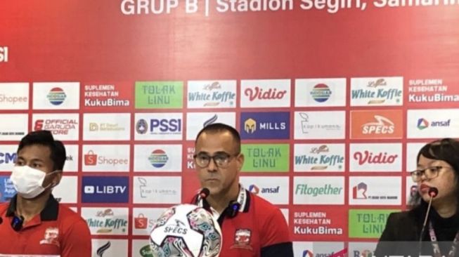 Pelatih Madura United, Fabio Lefundes didampingi Bek muda Madura United, Kadek Raditya Maheswara pada konferensi press pra pertandingan Piala Presiden 2022 di Stadion Segiri Samarinda. (Arumanto)