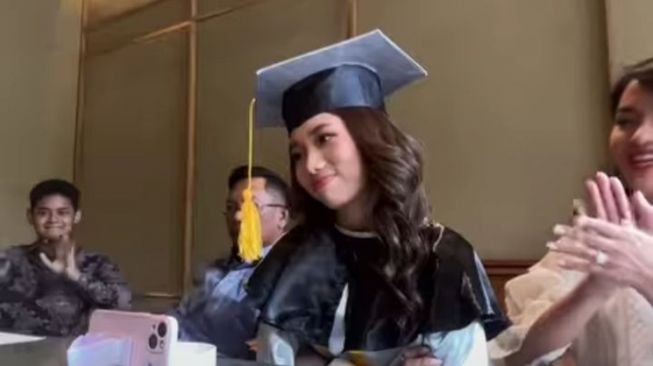 Potret Wisuda Jasmine Anak Ririn Ekawati (instagram/@ririnekawati)