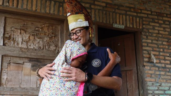 Momen Haru Sandiaga Uno Bantu Nenek dengan Memberi Modal di Serdang Bedagai