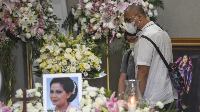 Pelayat berdiri di samping peti jenazah aktris Rima Melati di Rumah Duka Rumah Sakit Pusat Angkatan Darat (RSPAD) Gatot Soebroto, Jakarta, Jumat (24/6/2022). ANTARA FOTO/M Risyal Hidayat