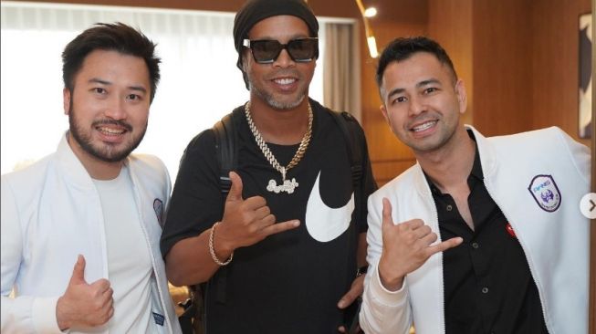 Tiba di Indonesia, Ronaldinho Dijemput Raffi Ahmad dan Rudy Salim