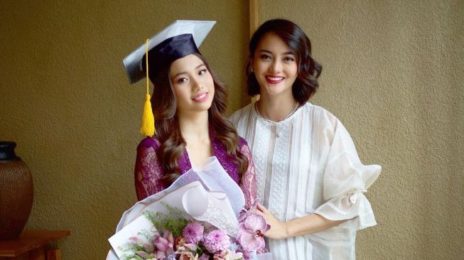 Potret Wisuda Jasmine Anak Ririn Ekawati (instagram/@ririnekawati)