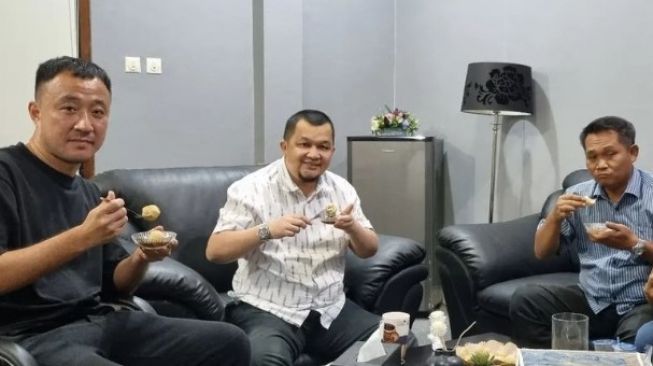 Makan Pempek Bersama Hendri Zainuddin, Yu Hyun Koo Kembali Jadi Kapten Sriwijaya FC?