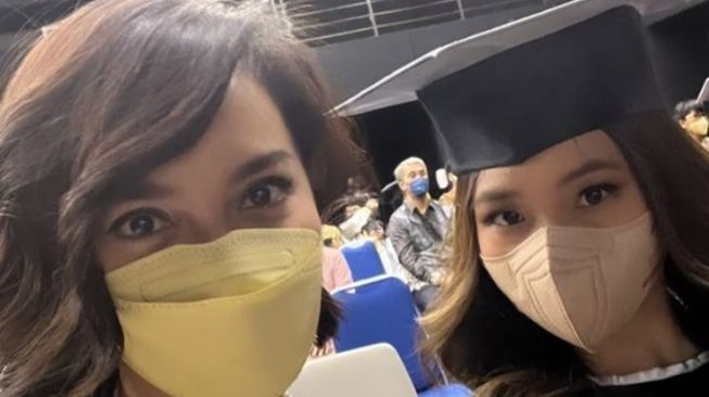 Potret Wisuda Jasmine Anak Ririn Ekawati (instagram/@ririnekawati)