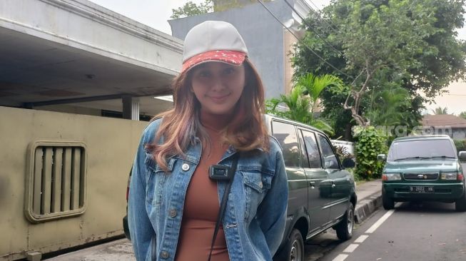 Denise Chariesta usai mengaduka Razman Arif Nasution ke Komnas Perempuan [Suara.com/Rena Pangesti]