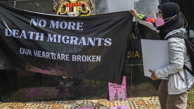 Sejumlah pengunjuk rasa yang tergabung di Koalisi Buruh Migran Berdaulat (KBMB) melakukan aksi di depan Kedutaan Besar Malaysia, Jakarta, Jumat (24/6/2022). ANTARA FOTO/Galih Pradipta