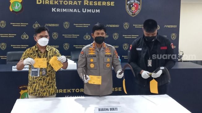 Subdit Resmob Direktorat Reserse Kriminal Umum (Ditreskrimum) Polda Metro Jaya menangkap tiga pelaku begal yang beraksi dengan menggunakan senjata tajam dan air keras. (Suara.com/M Yasir)